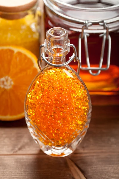 Sal de banho de laranja e jarro de mel — Fotografia de Stock