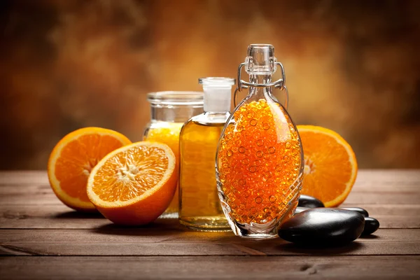 Апельсиновая ароматерапия - соль для ванн и фрукты — стоковое фото