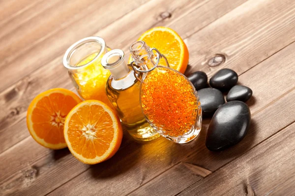 Sól do kąpieli pomarańczowy, olejek i dojrzałe owoce — Zdjęcie stockowe