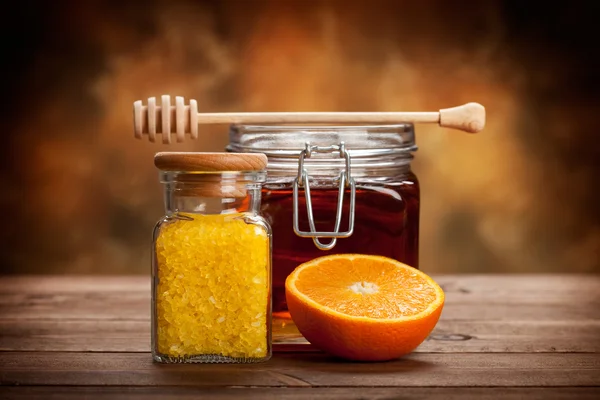 Glas Honig und orangefarbenes Badesalz — Stockfoto