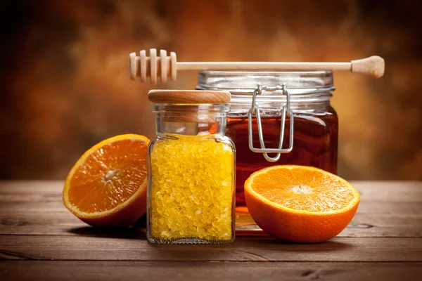 Банка мёда и апельсиновой соли для ванн — стоковое фото