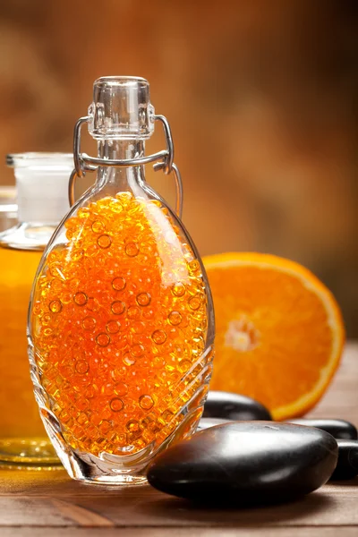 Апельсиновая ароматерапия - соль для ванн и фрукты — стоковое фото
