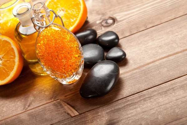 Narancssárga fürdősó, illóolaj, érett gyümölcsöt — Stock Fotó