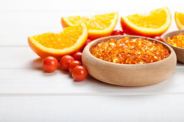 Spa mineraller - turuncu banyo tuzu ve meyveler — Stok fotoğraf