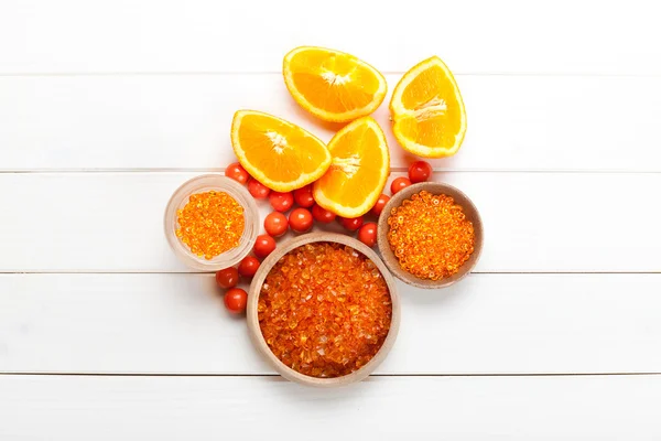 Narancssárga spa - lédús gyümölcsök és a fürdősó — Stock Fotó