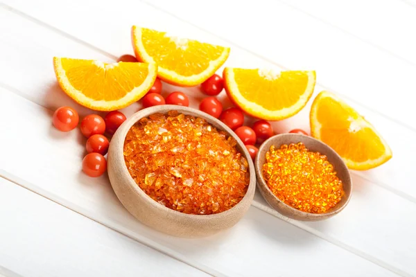 オレンジ色のバス塩と熟したフルーツ — ストック写真