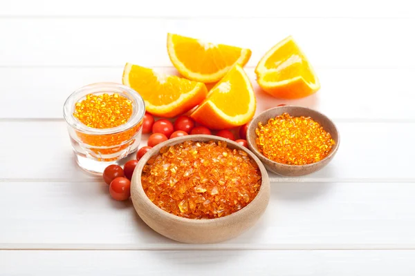 Orangenbad - saftige Früchte und Badesalz — Stockfoto