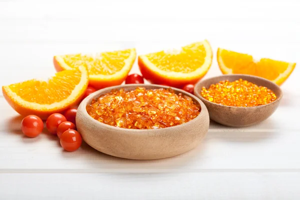 オレンジ色のバス塩と熟したフルーツ — ストック写真