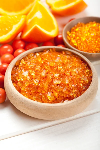 Pomarańczowy spa - soczyste owoce i sól do kąpieli — Zdjęcie stockowe