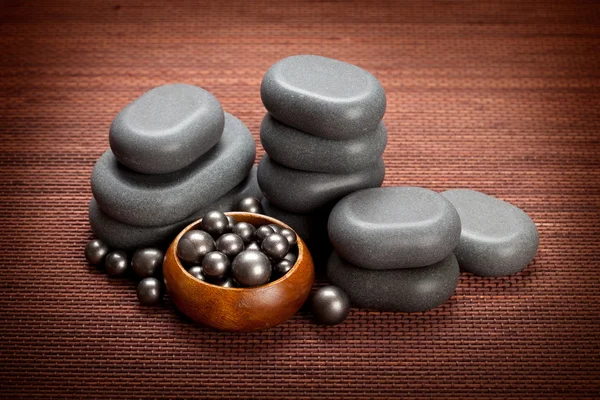 Wellness massage - zwarte stenen — Stockfoto