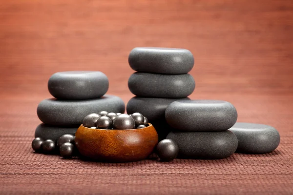 Spa masáž - černé kameny — Stock fotografie