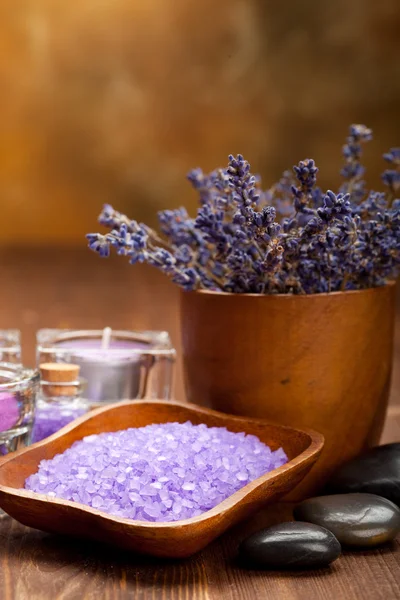 Badsalt lavendel - spa och aromaterapi — Stockfoto