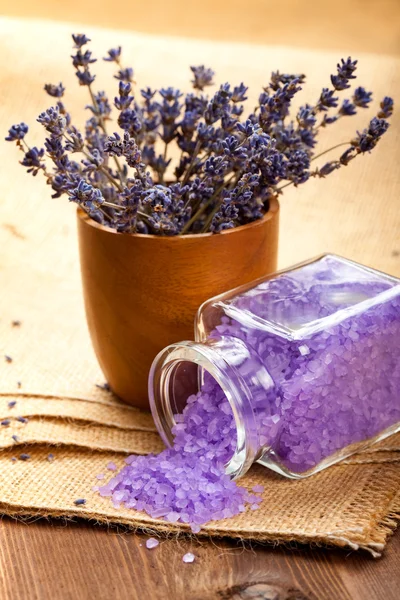 Aromaterapii levandule - koupelová sůl — Stock fotografie