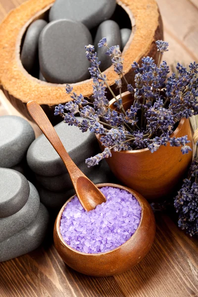 Tratamento de spa - cuidados com o corpo; aromaterapia lavanda — Fotografia de Stock