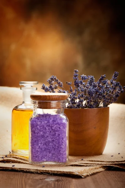 Esenciales de spa - aromaterapia de lavanda —  Fotos de Stock