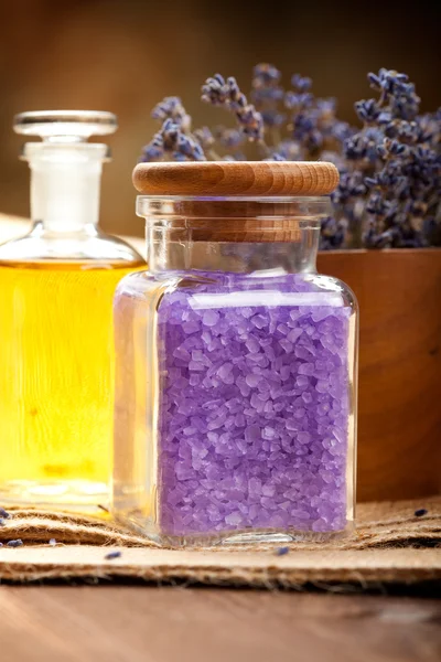Esenciales de spa - aromaterapia de lavanda —  Fotos de Stock