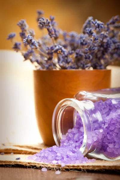 Лавандова ароматерапія - сіль для ванн — стокове фото