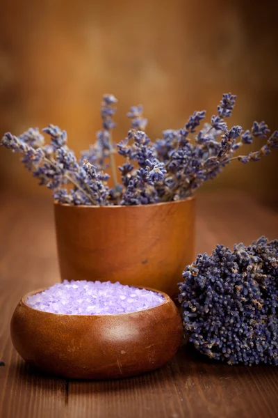 Koupelová sůl levandule - lázně a aromaterapie — Stock fotografie