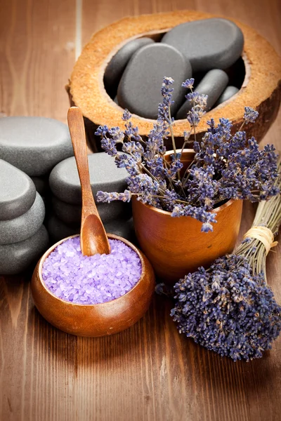 Tratamiento de spa - cuidado corporal; aromaterapia de lavanda —  Fotos de Stock