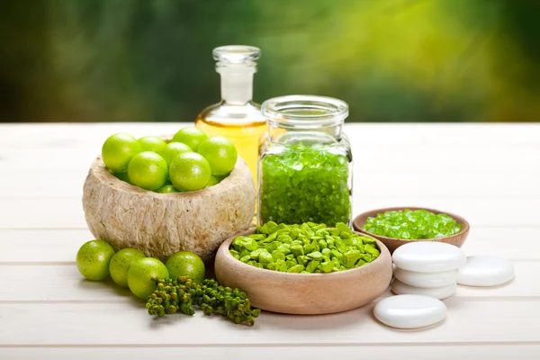 Essenciais de spa - aromaterapia verde — Fotografia de Stock