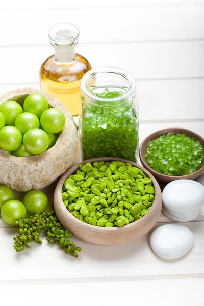 Green spa - bath salt — Stock Photo, Image