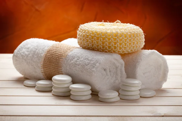 Handdukar och massage svamp — Stockfoto