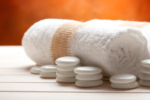 Vita handdukar och vita massage stenar — Stockfoto