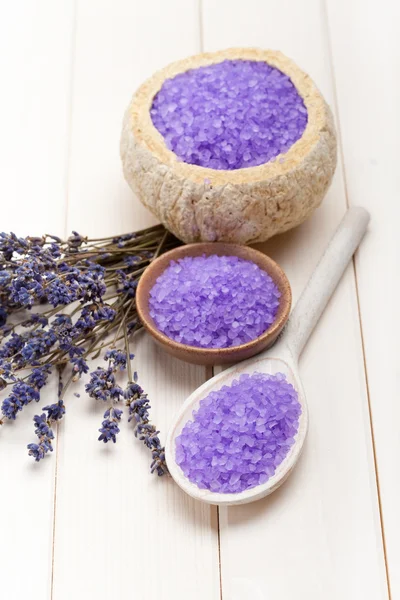 Lavendel zout op houten lepel — Stockfoto