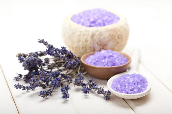 Lavendel - Badesalz für die Aromatherapie — Stockfoto