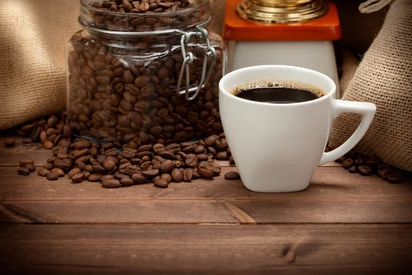Xícara de café e grãos — Fotografia de Stock