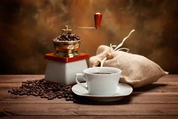 Xícara de café e moedor — Fotografia de Stock