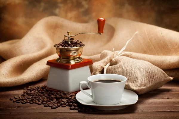 Кафе - чашка кофе и бобы — стоковое фото