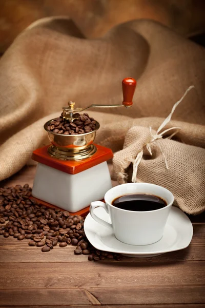 Эспрессо - чашка кофе и бобы — стоковое фото