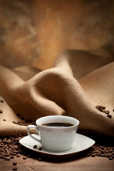Café - svart espresso och kaffe bönor — Stockfoto