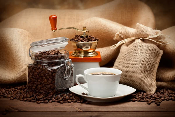 Burk kaffe och kaffekopp — Stockfoto