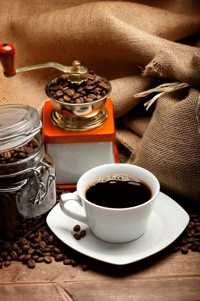 Xícara de café e grãos — Fotografia de Stock
