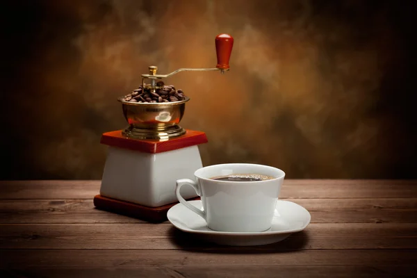 Tazza di caffè e macinino — Foto Stock