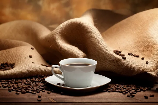 Kaffeetasse und Körner — Stockfoto