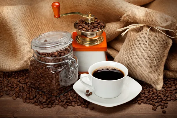 Банка кофе и чашка черного эспрессо — стоковое фото