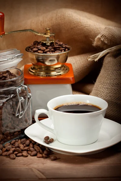 Caffè aromatico espresso e chicchi di caffè — Foto Stock
