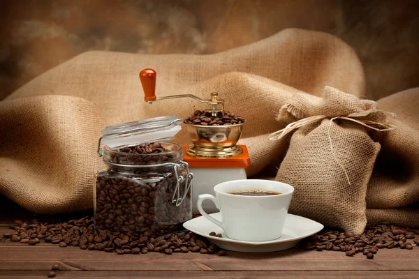 Koffie - kopje espresso, bonen en grinder — Stockfoto