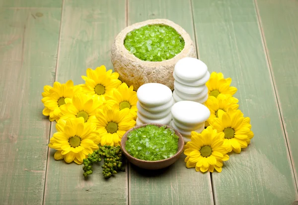 Grünes Badesalz und gelbe Blumen — Stockfoto