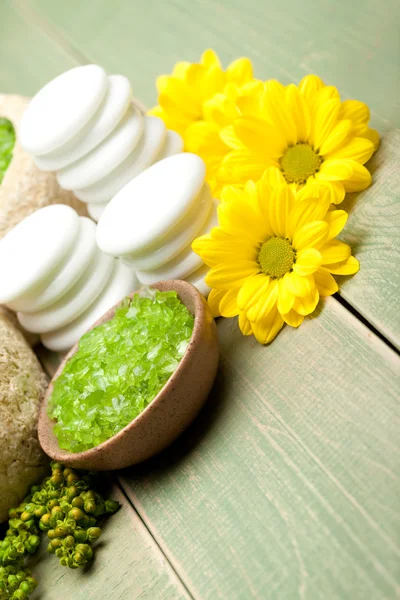 Aromaterapi - lime badsalt och blommor — Stockfoto