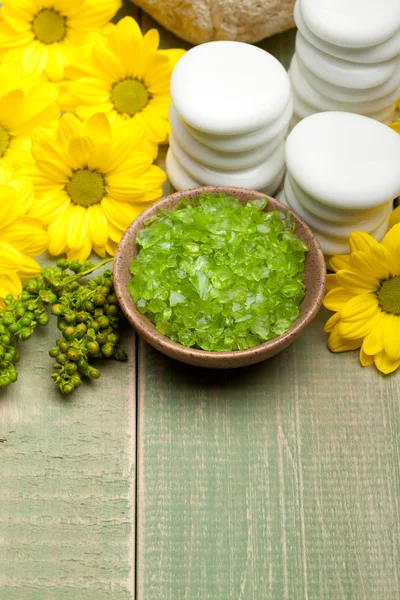 Aromatherapy - lime bath salt and yellow flowers — Stock Photo, Image