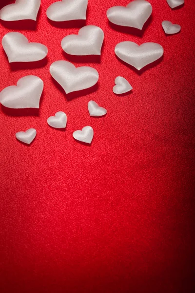 Witte harten op rode achtergrond — Stockfoto