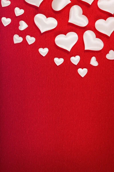 Bílá srdce na červeném pozadí — Stock fotografie