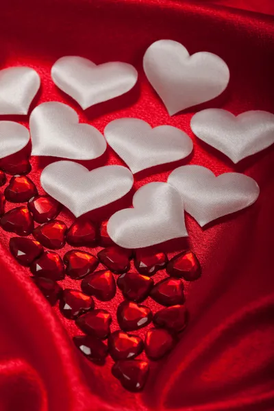 Белые и красные сердца — стоковое фото