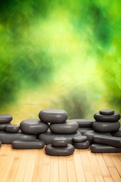 Piedras de masaje sobre fondo verde —  Fotos de Stock