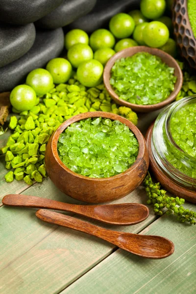 Green bath salt for aromatherapy — Stock Photo, Image