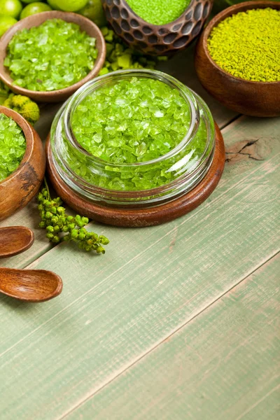 Green bath salt on green wooden background — Stock Photo, Image